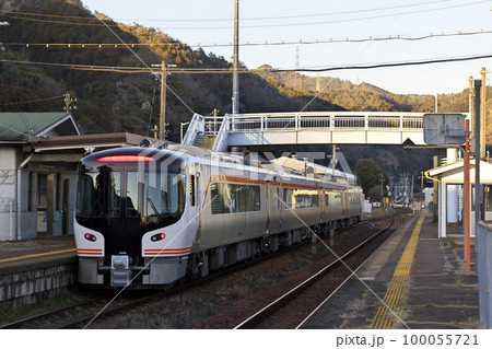 下麻生駅を通過するHC85特急ひだ(後ろ)高山本線 下麻生駅を通過するHC85特急ひだ(後ろ)高山本線 100055721