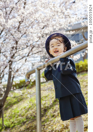 桜の側で幼稚園の制服を着た3歳の女の子の写真素材 [100055924] - PIXTA