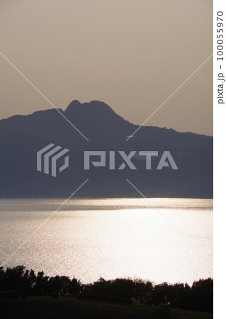 香川県さぬき市　大串自然公園から五剣山を望む 100055970