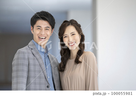 笑顔の30代のカップル　カメラ目線　ポートレート　撮影協力「LINK FOREST」 100055981