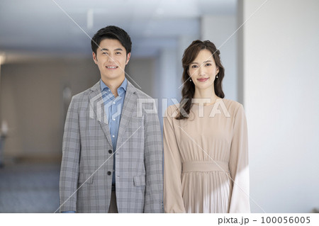 笑顔の30代のカップル　カメラ目線　ポートレート　撮影協力「LINK FOREST」 100056005