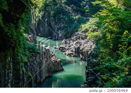 自然の造形美が続く高千穂峡（宮崎県高千穂町） 100056469