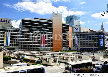 新宿西口：小田急百貨店解体工事前の風景：現在再開発工事中 100057279