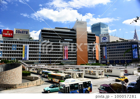 新宿西口：小田急百貨店解体工事前の風景：現在再開発工事中 100057281