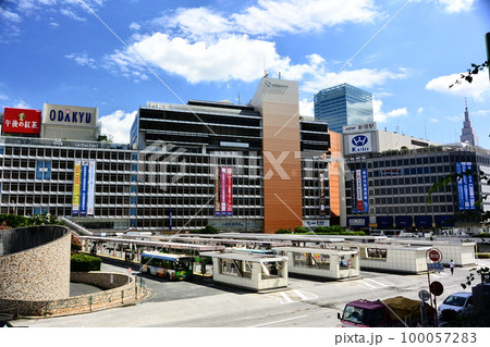 新宿西口：小田急百貨店解体工事前の風景：現在再開発工事中 100057283