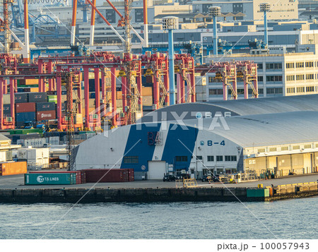 クレーンとコンテナと港 クレーンとコンテナと港 100057943