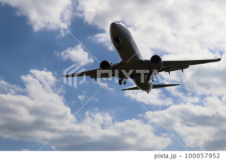 青空と白い雲と飛行機 宮古島 青空と白い雲と飛行機 宮古島 100057952