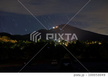 夜の御殿場登山口から見上げる富士山と山頂を目指す光跡 夜の御殿場登山口から見上げる富士山と山頂を目指す光跡 100058049