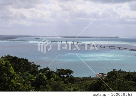 牧山展望台からの海と伊良部大橋の眺望 宮古島 牧山展望台からの海と伊良部大橋の眺望 宮古島 100059562