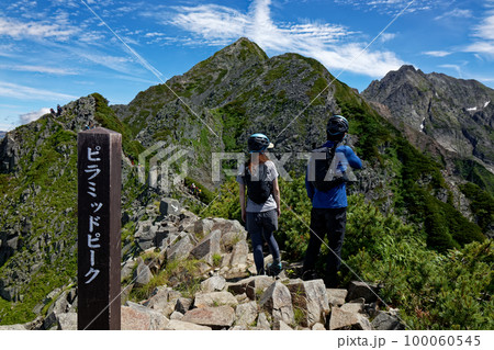北アルプス・ピラミッドピークの登山者と西穂高岳・奥穂高岳への稜線 100060545