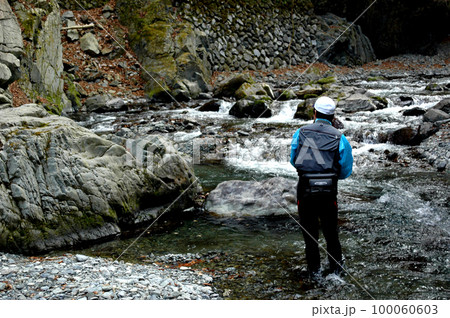 白い岩と澄みきった流れが見事な日原川源流を釣り遡る釣り人 100060603