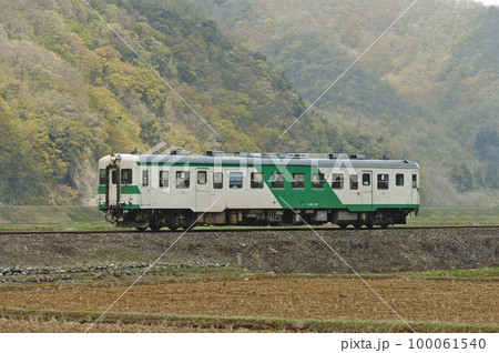 大糸線　根知ー小滝　JR西日本　キハ52-125（糸魚川） 100061540