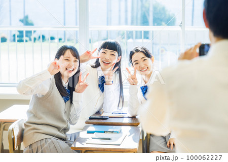 教室でクラスメイトと記念撮影 教室でクラスメイトと記念撮影 100062227