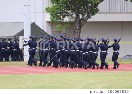 航空自衛隊奈良基地での自衛官の観閲行進 100062859