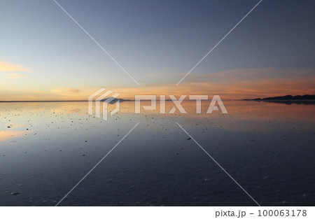 ボリビア　ウユニ塩湖の夜明け 100063178