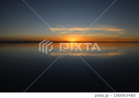ボリビア　ウユニ塩湖の夕日 100063480