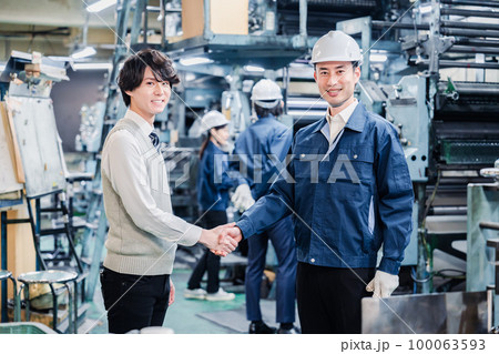 工場で採用面接を受ける男子学生 100063593
