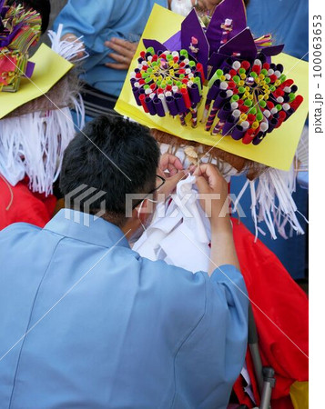 野原八幡宮風流の衣装　笠の紐を結ぶ男性　（熊本県荒尾市野原八幡宮） 100063653