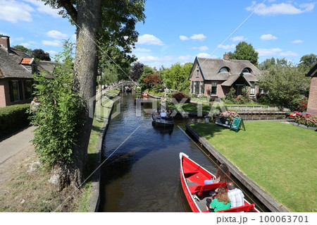 オランダ　ギートホールン　古い街並みと運河 100063701