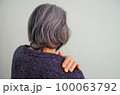 肩が痛い女性 100063792