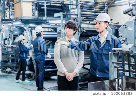 工場を見学する男子学生 100063882