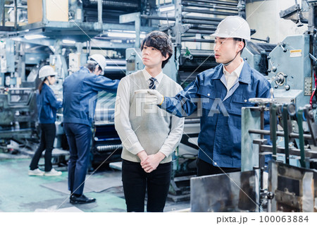 工場を見学する男子学生 100063884