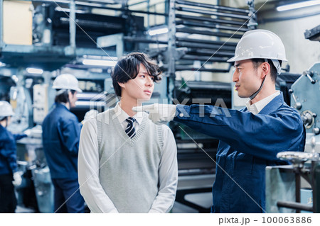 工場を見学する男子学生 100063886