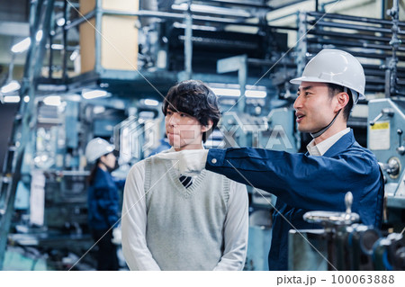 工場を見学する男子学生 100063888