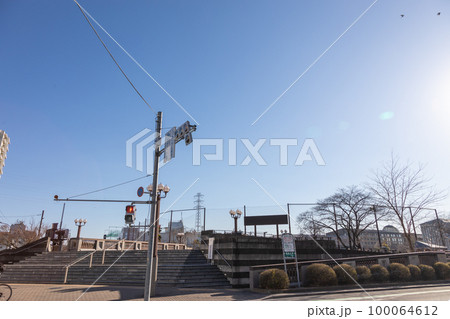 埼玉県草加市松原の獨協大学の前に在る交差点 埼玉県草加市松原の獨協大学の前に在る交差点 100064612