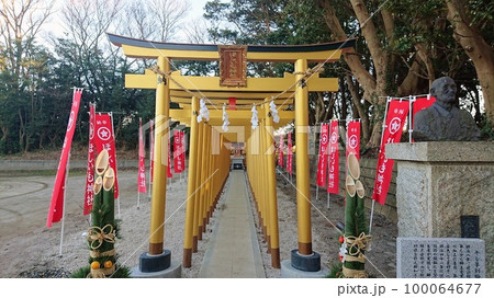 ほしいも神社の黄金の鳥居 100064677