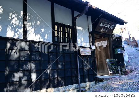 廻船問屋瀧田家の門前（愛知県常滑市） 100065435