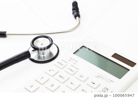 聴診器と電卓　白バック 100065947