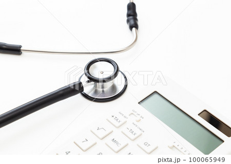 聴診器と電卓　白バック 100065949