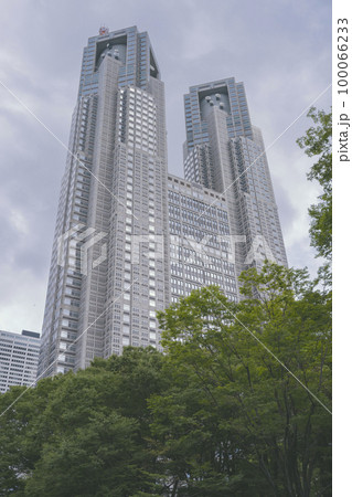 公園から眺める東京都新宿区の東京都庁（第一本庁舎・第二本庁舎・議会）を外観から見る風景 100066233