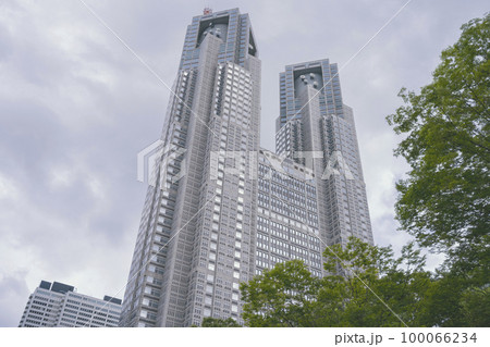 公園から眺める東京都新宿区の東京都庁(第一本庁舎・第二本庁舎・議会)を外観から見る風景 公園から眺める東京都新宿区の東京都庁(第一本庁舎・第二本庁舎・議会)を外観から見る風景 100066234