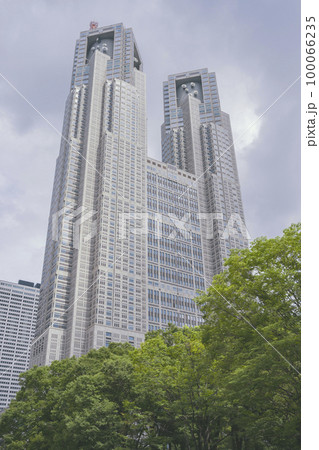 公園から眺める東京都新宿区の東京都庁（第一本庁舎・第二本庁舎・議会）を外観から見る風景 100066235