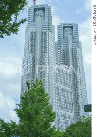 公園から眺める東京都新宿区の東京都庁（第一本庁舎・第二本庁舎・議会）を外観から見る風景 100066238