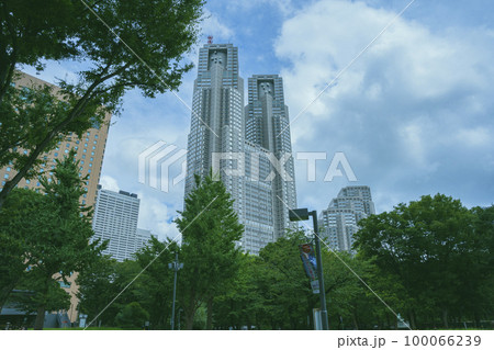 公園から眺める東京都新宿区の東京都庁（第一本庁舎・第二本庁舎・議会）を外観から見る風景 100066239