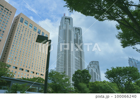 公園から眺める東京都新宿区の東京都庁(第一本庁舎・第二本庁舎・議会)を外観から見る風景 公園から眺める東京都新宿区の東京都庁(第一本庁舎・第二本庁舎・議会)を外観から見る風景 100066240