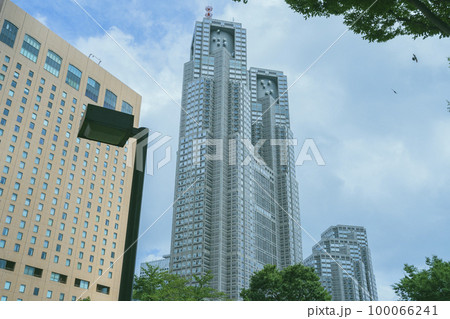 公園から眺める東京都新宿区の東京都庁（第一本庁舎・第二本庁舎・議会）を外観から見る風景 100066241
