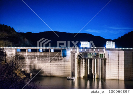 ダムのライトアップ 100066897
