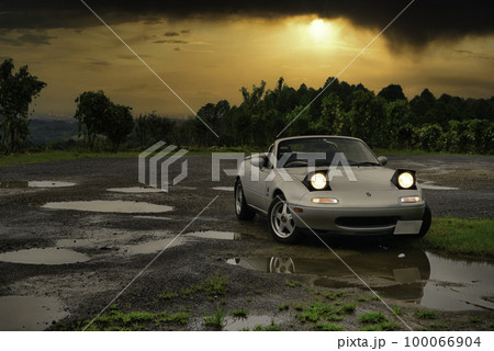 雨上がりのオープンカー（フロントビュー） 100066904