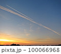 朝焼けの空 地平線と飛行機雲 (デジタルイラスト) 100066968