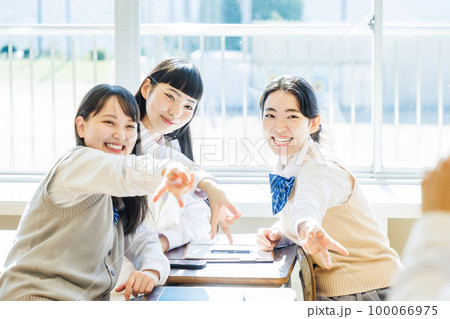 教室でクラスメイトと記念撮影 教室でクラスメイトと記念撮影 100066975