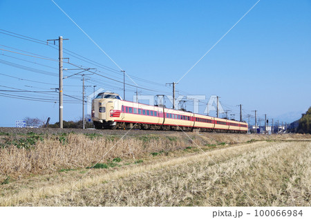 直線区間を高速で通過する特急やくも号(リバイバル編成) 直線区間を高速で通過する特急やくも号(リバイバル編成) 100066984
