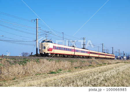 直線区間を高速で通過する特急やくも号（リバイバル編成） 100066985