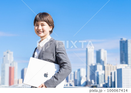 都会で新生活を始める若い女性 都会で新生活を始める若い女性 100067414