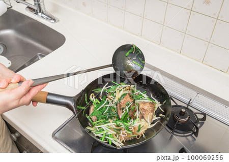 【レバニラ炒めを作る　炒めた具材に合わせ調味料を入れる】 100069256
