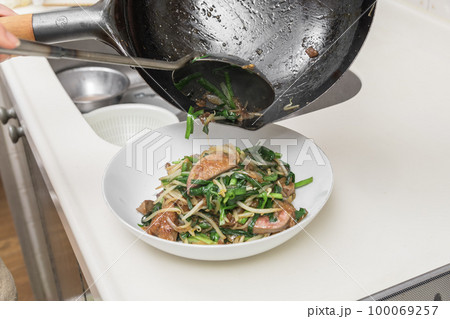 【レバニラ炒めが出来上がったのでお皿に盛り付け】 100069257