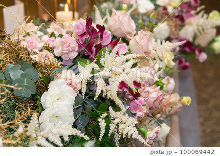 結婚式　披露宴　会場の装飾　豪華な花 100069442